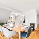 Апартаменти Spacious Gem In Old Town I New 2025 I 3 Bed 2 Bath Берген