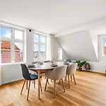 Апартаменти Spacious Gem In Old Town I New 2025 I 3 Bed 2 Bath Берген
