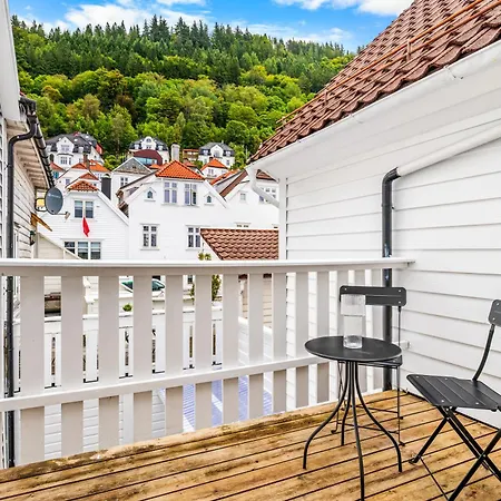 Апартаменти Spacious Gem In Old Town I New 2025 I 3 Bed 2 Bath *
