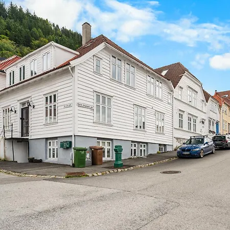 Spacious Gem In Old Town I New 2025 I 3 Bed 2 Bath Апартаменти