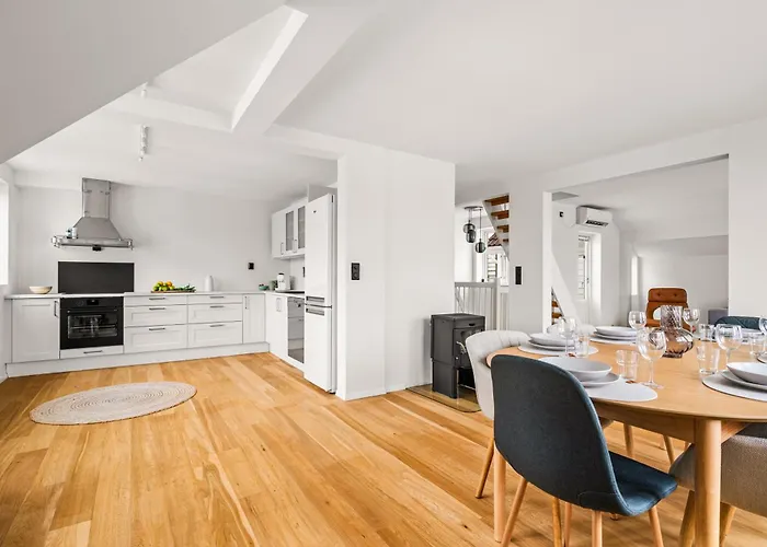 Spacious Gem In Old Town I New 2025 I 3 Bed 2 Bath Bergen