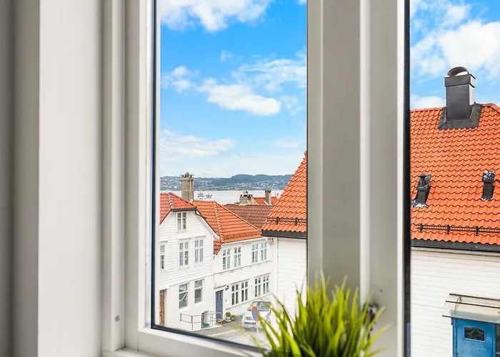 Spacious Gem In Old Town I New 2025 I 3 Bed 2 Bath *