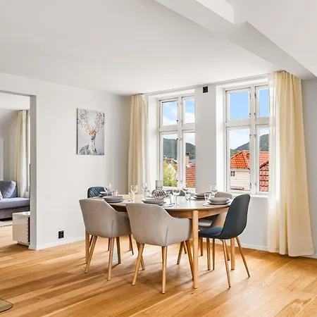 Spacious Gem In Old Town I New 2025 I 3 Bed 2 Bath * Bergen